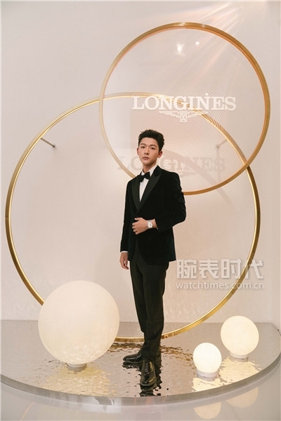 浪琴名匠月相版全自动机械腕表,心有所恃温和坚定