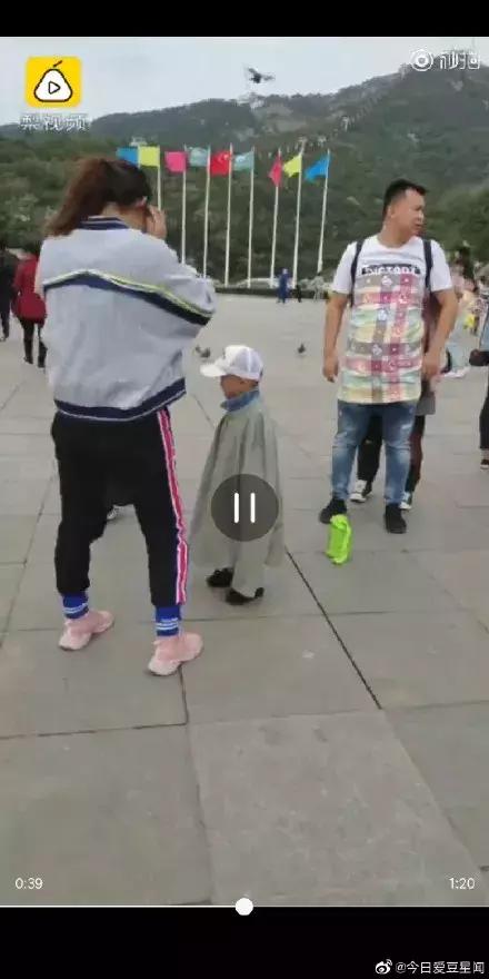 棉被护体!浴巾裹头!冷空气发飙,游客使出抗冻奇招:再冷我们都要玩