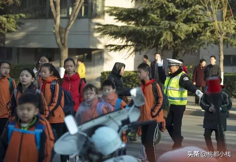 59岁了还在指挥交通！他已经从“蜀黎”变成了“爷爷