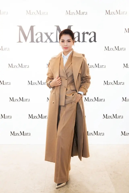 奔4的女人还穿减龄的衣服,女生卫衣穿搭图片刘涛