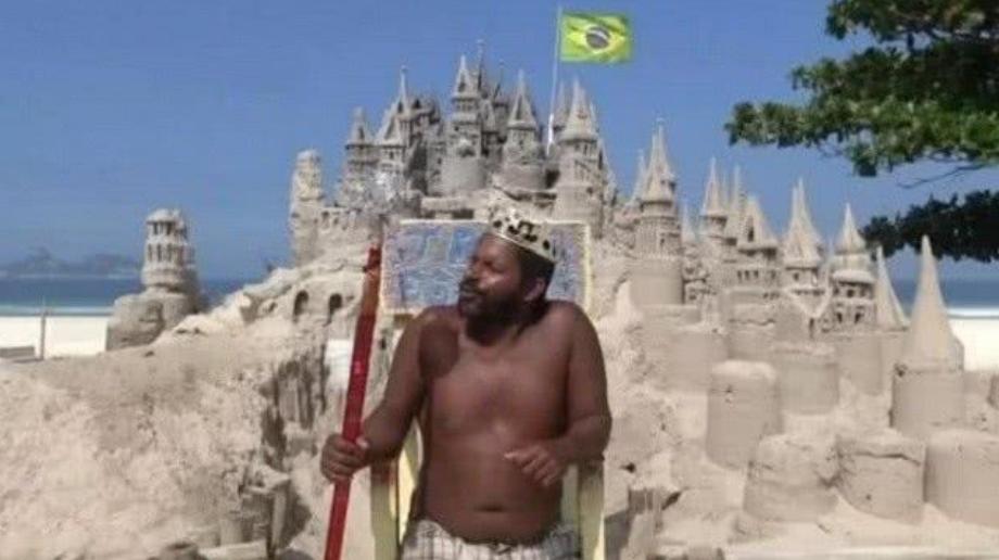 巴西一雕刻家在沙滩“建国”，称王22年，靠和游客拍照维持生计
