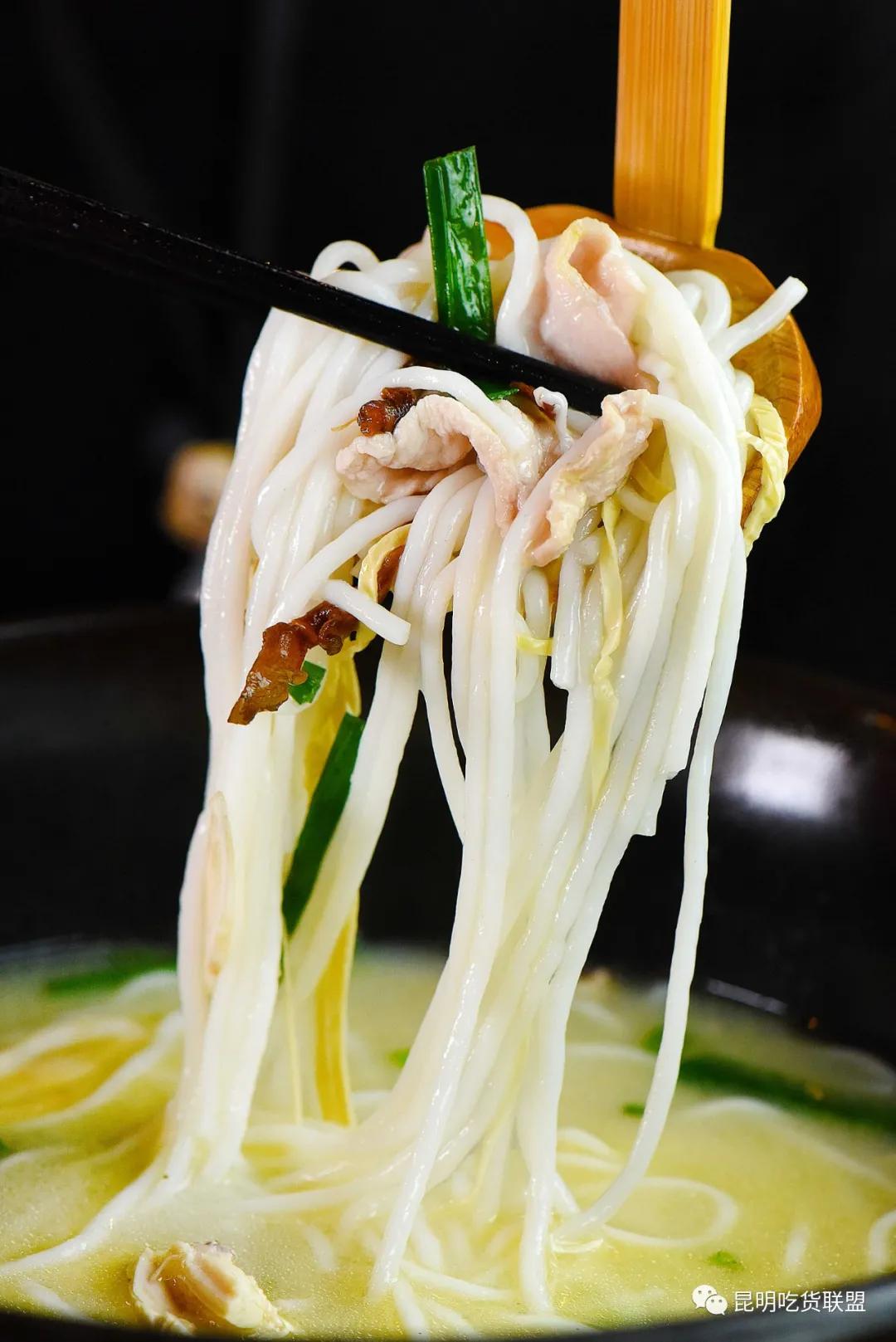 昆明老街附近哪家过桥米线好吃,昆明过桥米线百年老店哪家最正宗