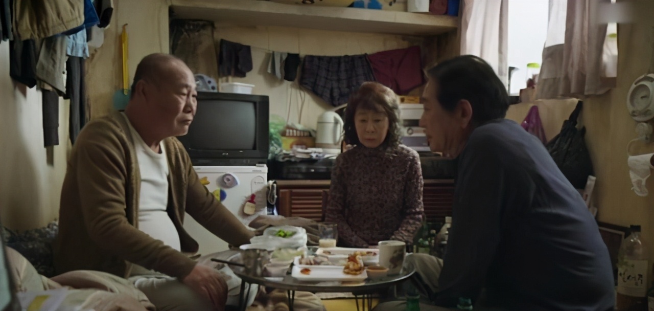 《酒神小姐》:65岁站街女人,揭开了无数老人生活“隐痛”