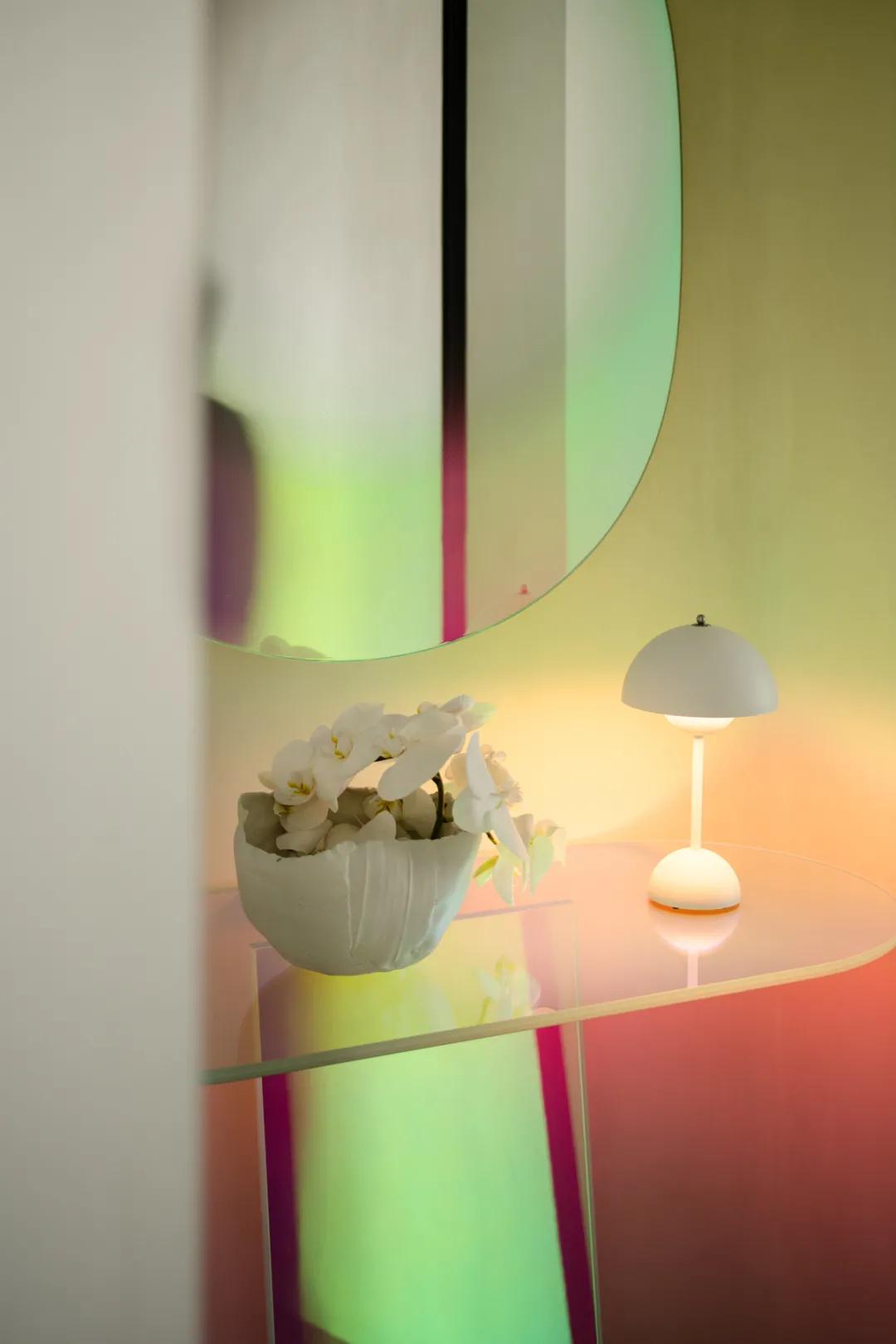 她从欧洲背回月球灯，“明明如月，何时可掇”，把家变成了艺术馆