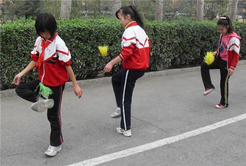 踢毽子散文,怀旧小孩踢毽子