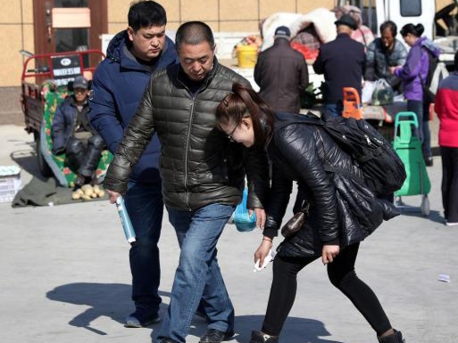 卖鞋油的销售员,卖鞋油的小女孩