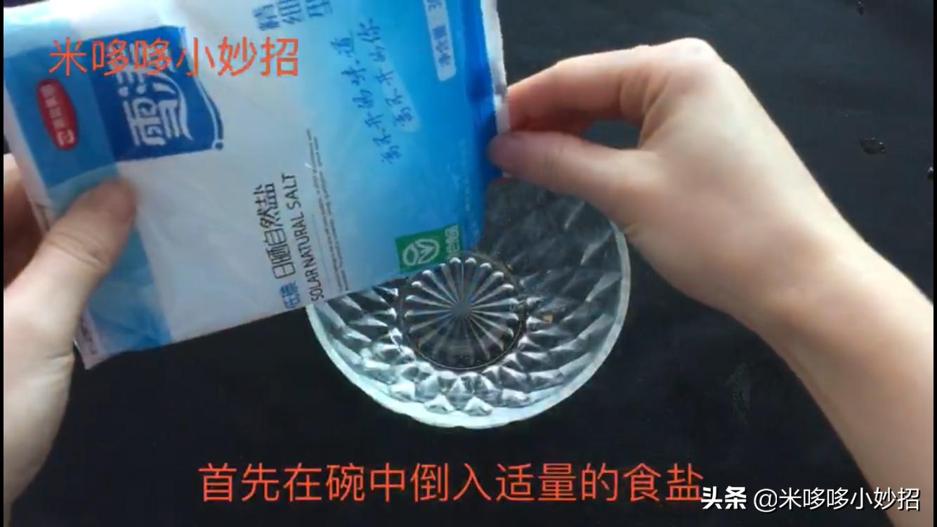 白衣服被洗衣机越洗越脏怎么处理,洗衣机里倒一杯水多脏的衣服