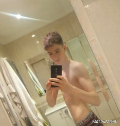 16岁小伙健身一年成肌肉男,78斤独臂独腿小伙健身增肌到130斤