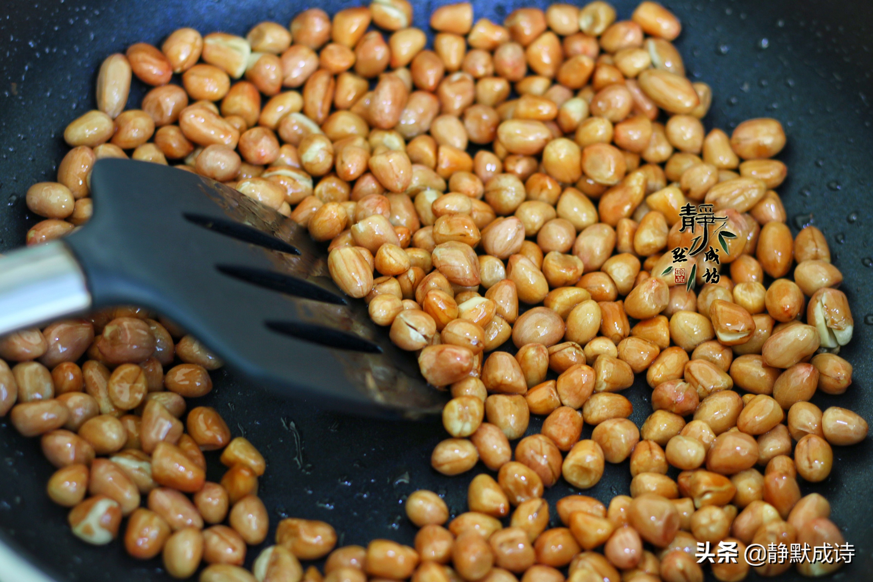 油炸花生米放了几天不脆了怎么办,油炸花生米返潮怎么用微波炉