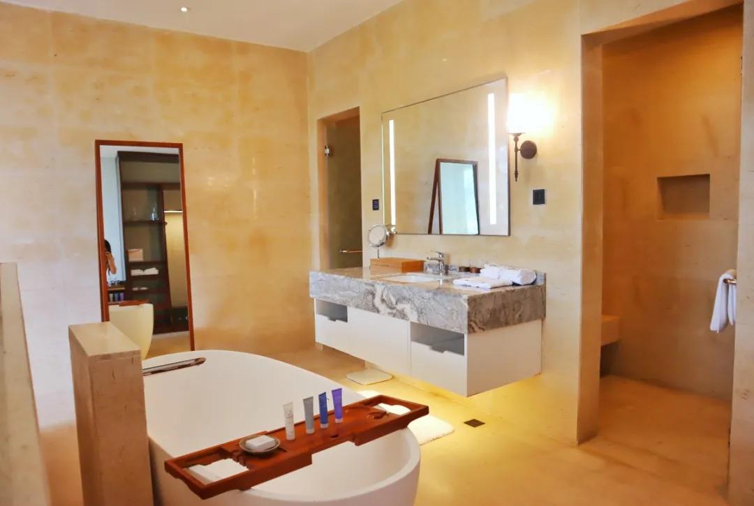 「觅趣小镇新都·原舍绿茵」湖畔泳池，畅玩斑竹园足球音乐小镇