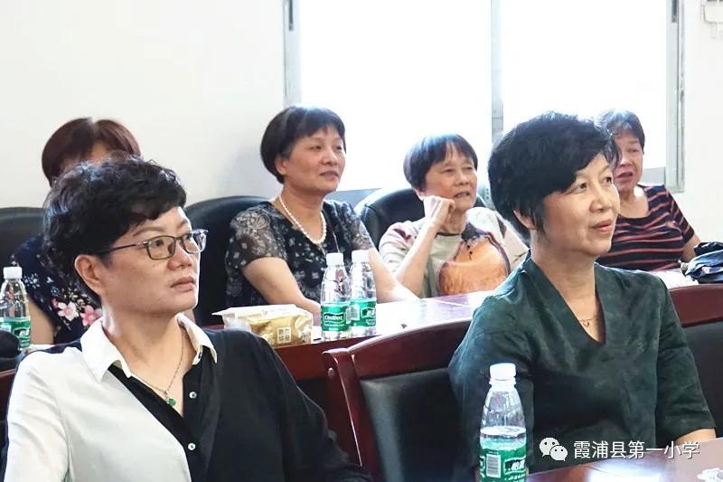 霞浦一小召开退休教师代表座谈会