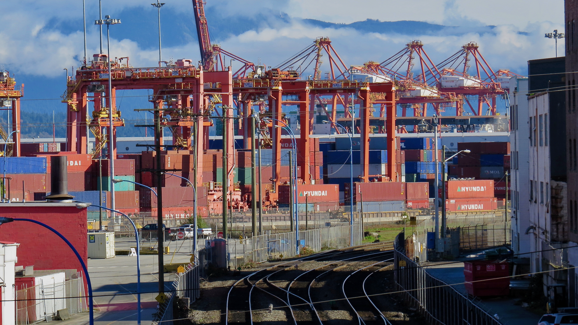 克罗地亚邮政局销售加密货币，洪灾导致温哥华港铁路服务中断