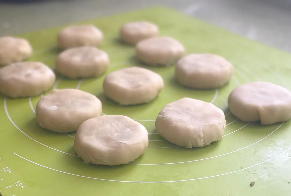 绿豆卷饼怎么做又软又好吃,绿豆红豆饼的制作方法视频