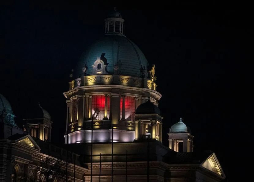 #塞尔维亚神编辑#冲上热搜！“铁板朋友来了！”网友：有点香