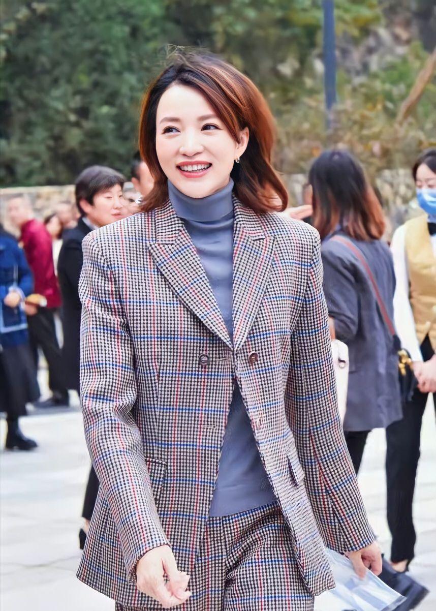 董卿复古短裙现身,董卿跟记者打招呼