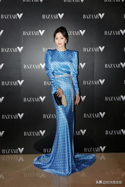 秦岚穿搭花少衬衫牛仔裤,秦岚闪耀的她穿搭棕色衬衫