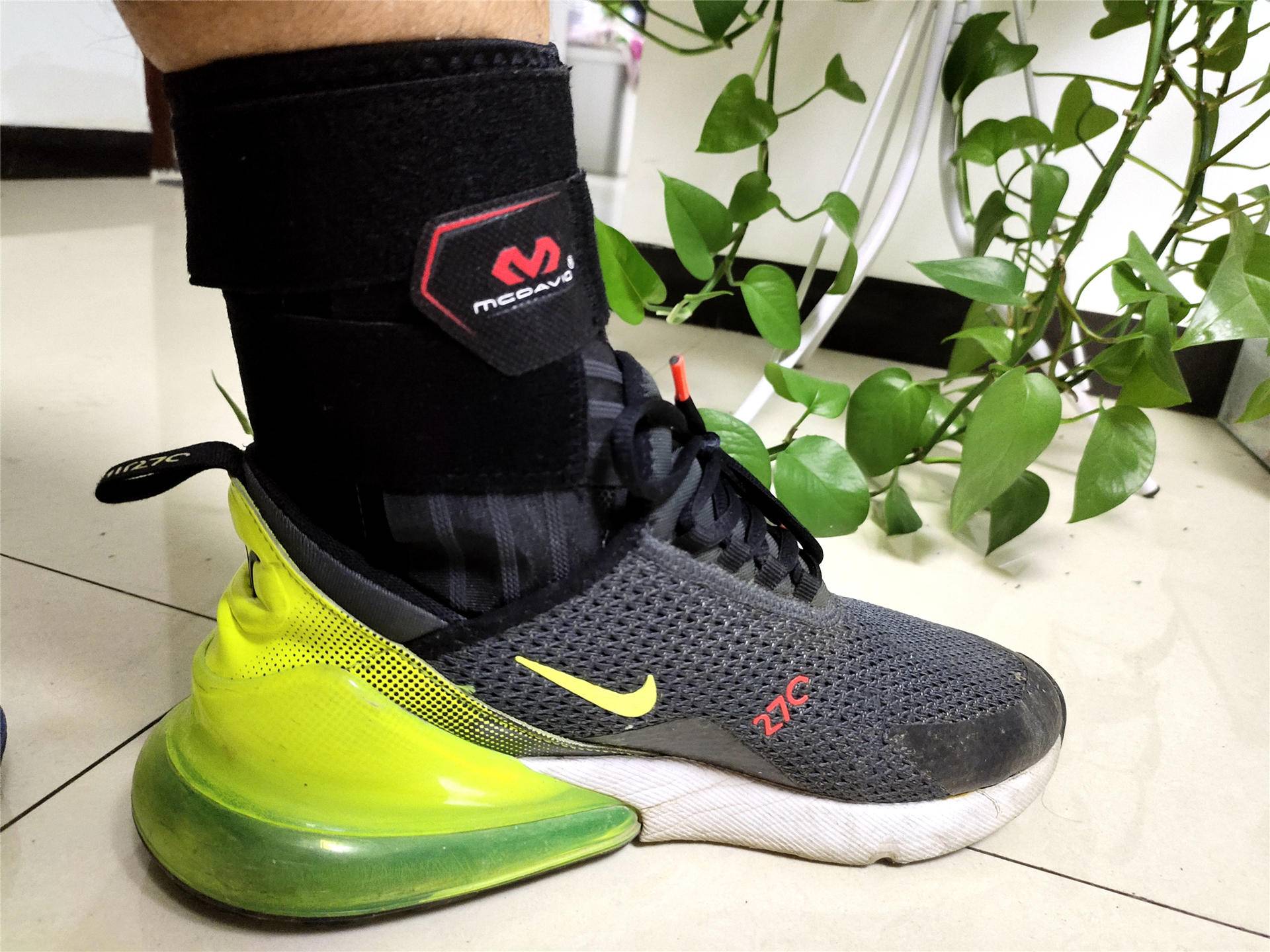 打篮球脚崴了能走路但是很痛,打篮球崴脚还想打