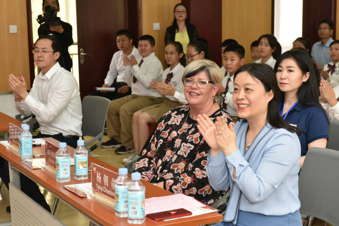 新西兰校长,新西兰小学生校长把游乐场搬来了