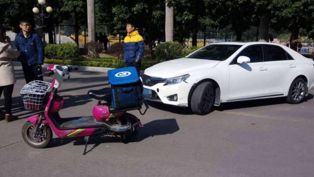 开车撞人走保险还是垫付,开车撞人了先报保险还是先打120