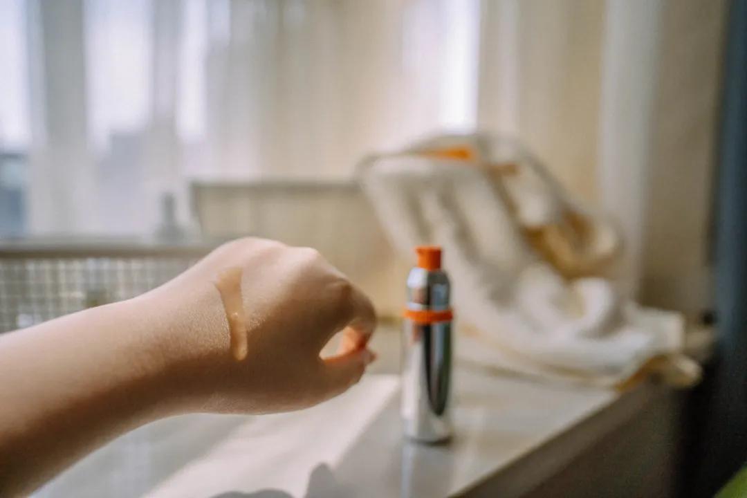 夏日的浪漫洗衣液香味持久留香,真丝护色洗衣液桑蚕丝专用