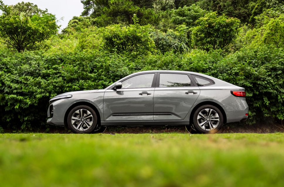 七八万自动挡新车推荐哪款车好开,5万元有天窗自动挡最省油的轿车