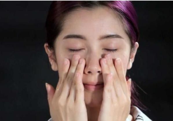 精华液的涂抹正确方法,涂抹精华液的正确方法