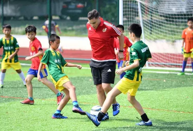 长着外国脸,一个外国教练带中国小孩踢足球