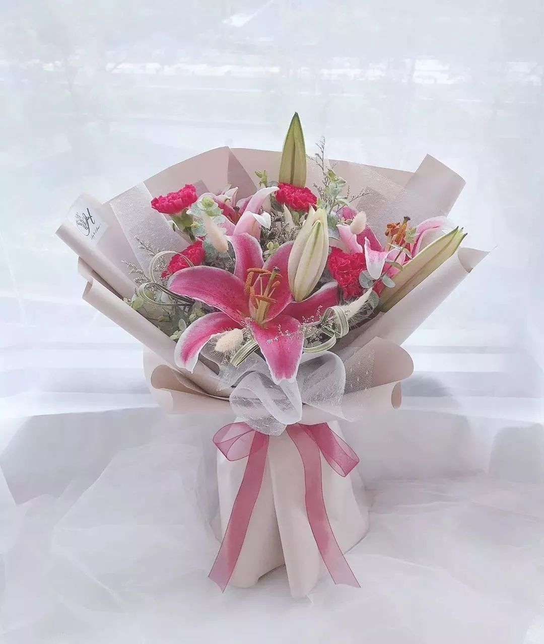 鲜花店日常换水整理花材,花要不要经常换水