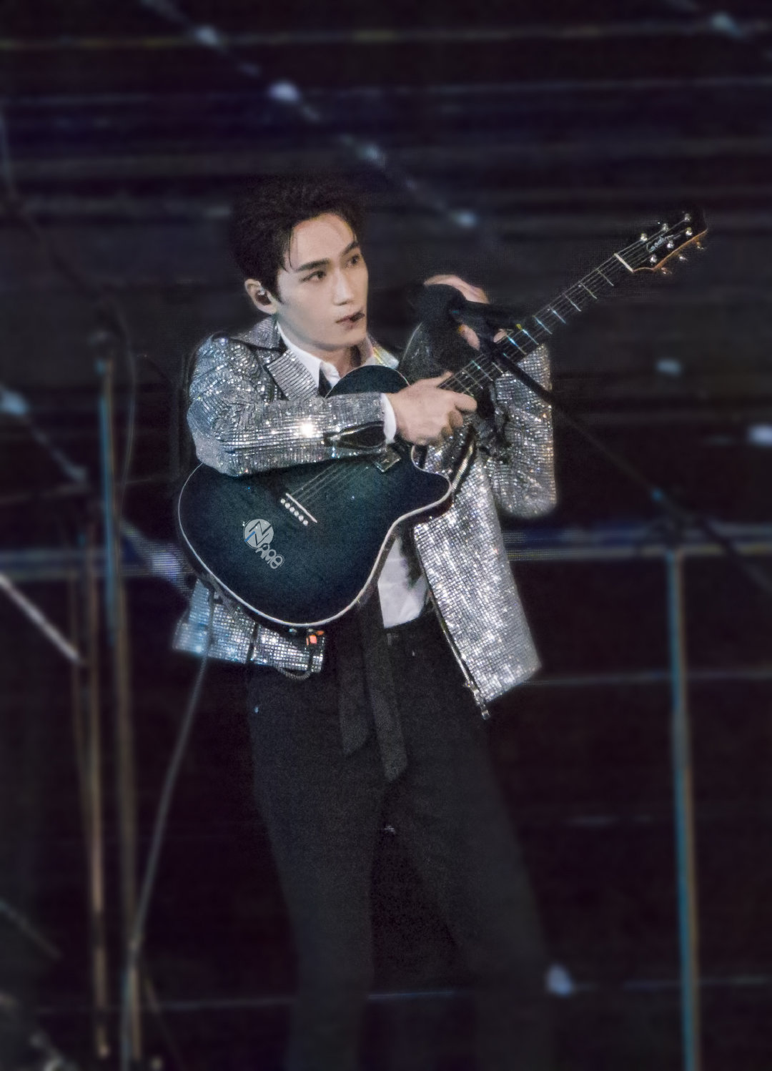 朱一龙跨年衣服,朱一龙瞬间脸红