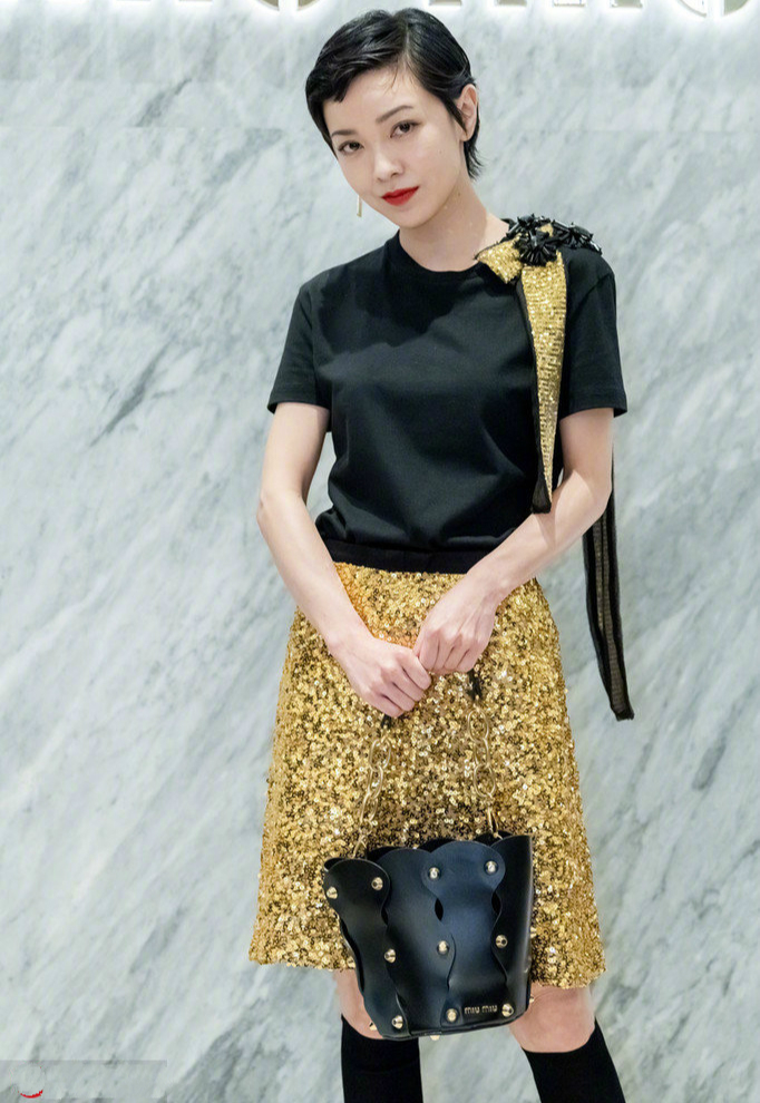 大背头亮相的郭采洁忒时髦了,郭采洁复古短发港风穿搭