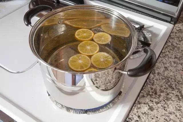 白衣服不小心染上了污渍怎么办,白衣服弄脏了怎么洗才能洗干净