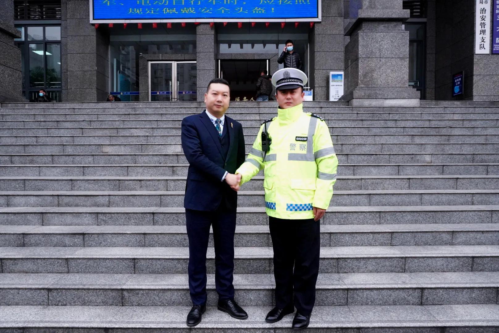 爱心企业送清凉慰问交警暖人心,爱心企业送温暖慰问一线交警