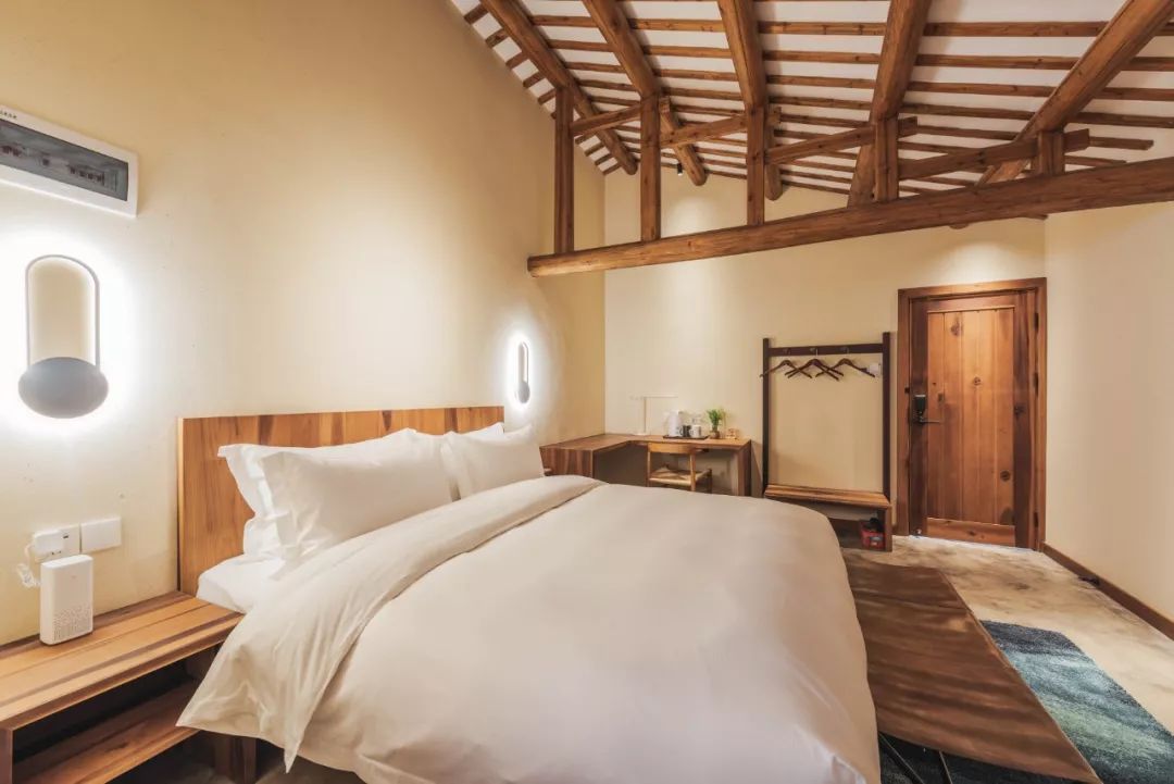 秋日河畔画中小镇，隐于茶园流水，山水间三店新开旅居吃茶慢生活