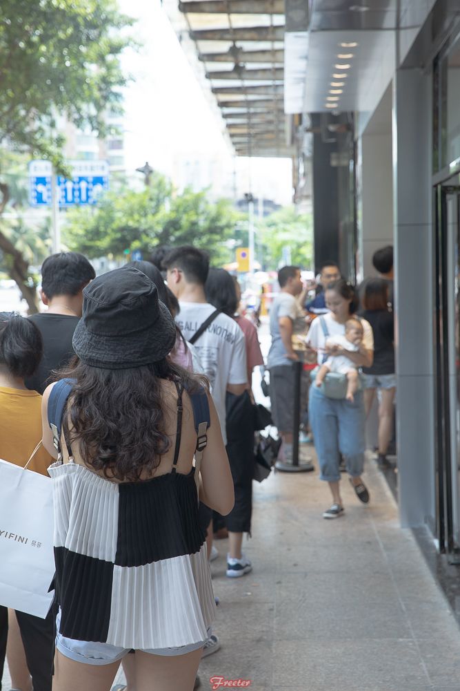 头顶顶着四十度的高温,头顶30多度的高温