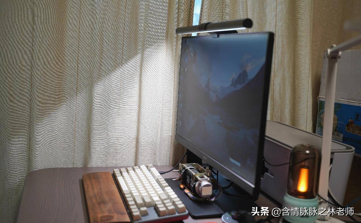 办公桌面打造,笔记本桌搭外接显示器精致布局