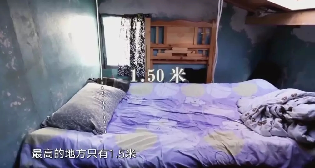 上海11㎡蜗牛窝住两代人，睡觉腿伸不直站着头碰天花板，还住30年