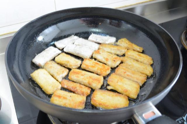 煎鱼不粘锅不破皮的正确做法简单,煎鱼小技巧保证不粘锅