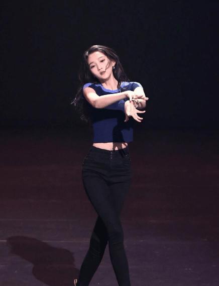 关晓彤跳舞视频魔性扭腰,22岁关晓彤美得高调