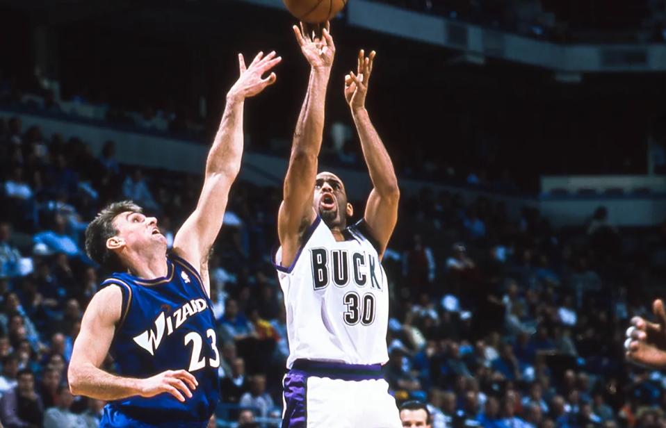 你投篮的时候盯着球看还是盯着框看？想不到这里竟有这么大学问