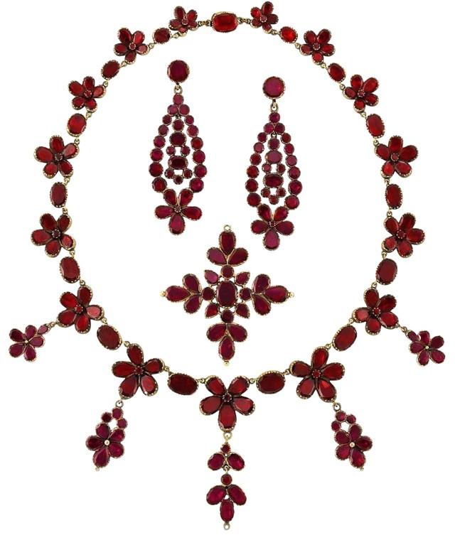 石榴石属于什么档次的宝石类型,石榴石最顶级的叫什么