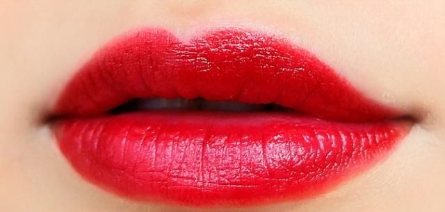 嘴唇上有颗钻石,嘴唇上镶嵌钻石