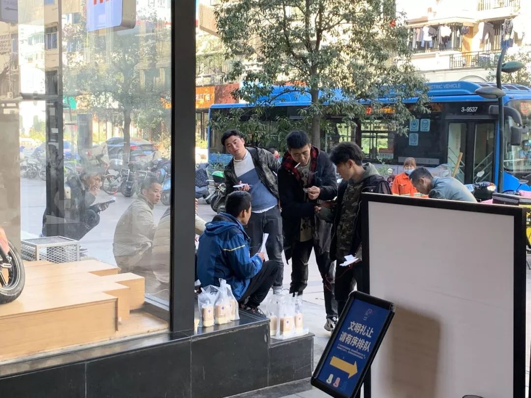 周杰伦奶茶350元一杯的背后 (周杰伦3元奶茶)