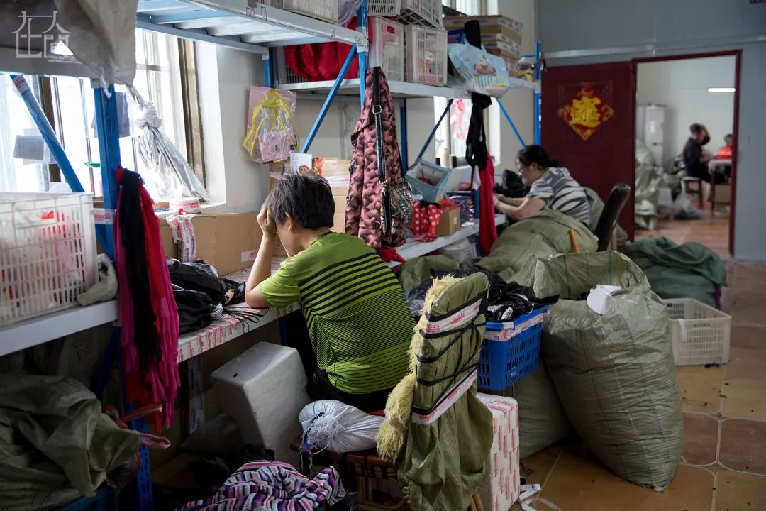 在人间丨情趣内衣小镇的乡村女工，每天往返于工厂与田地之间