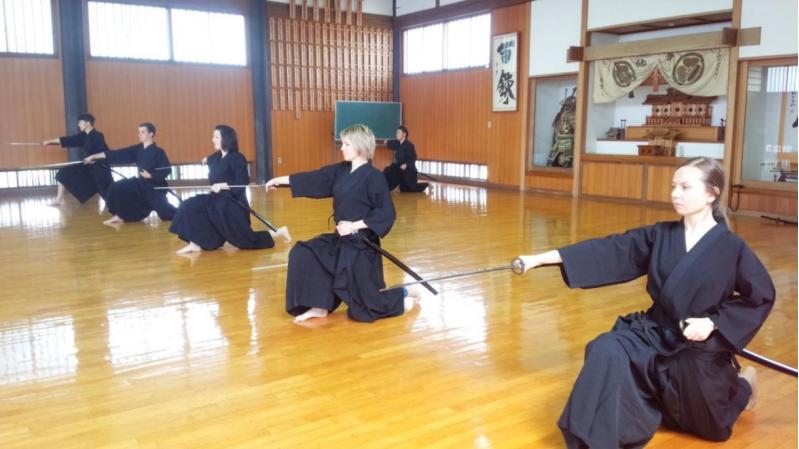 都用日本刀的杀人术,居合术与剑道有何不同?座头市:唯快不破