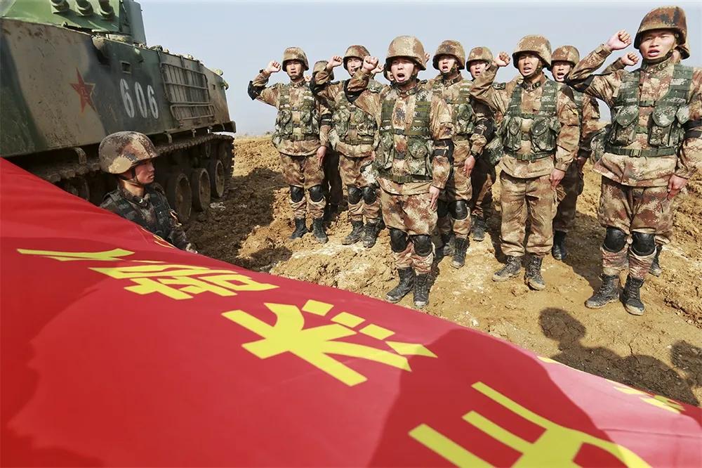 弘扬雷锋精神争当时代楷模,王杰两不怕战斗精神事迹视频