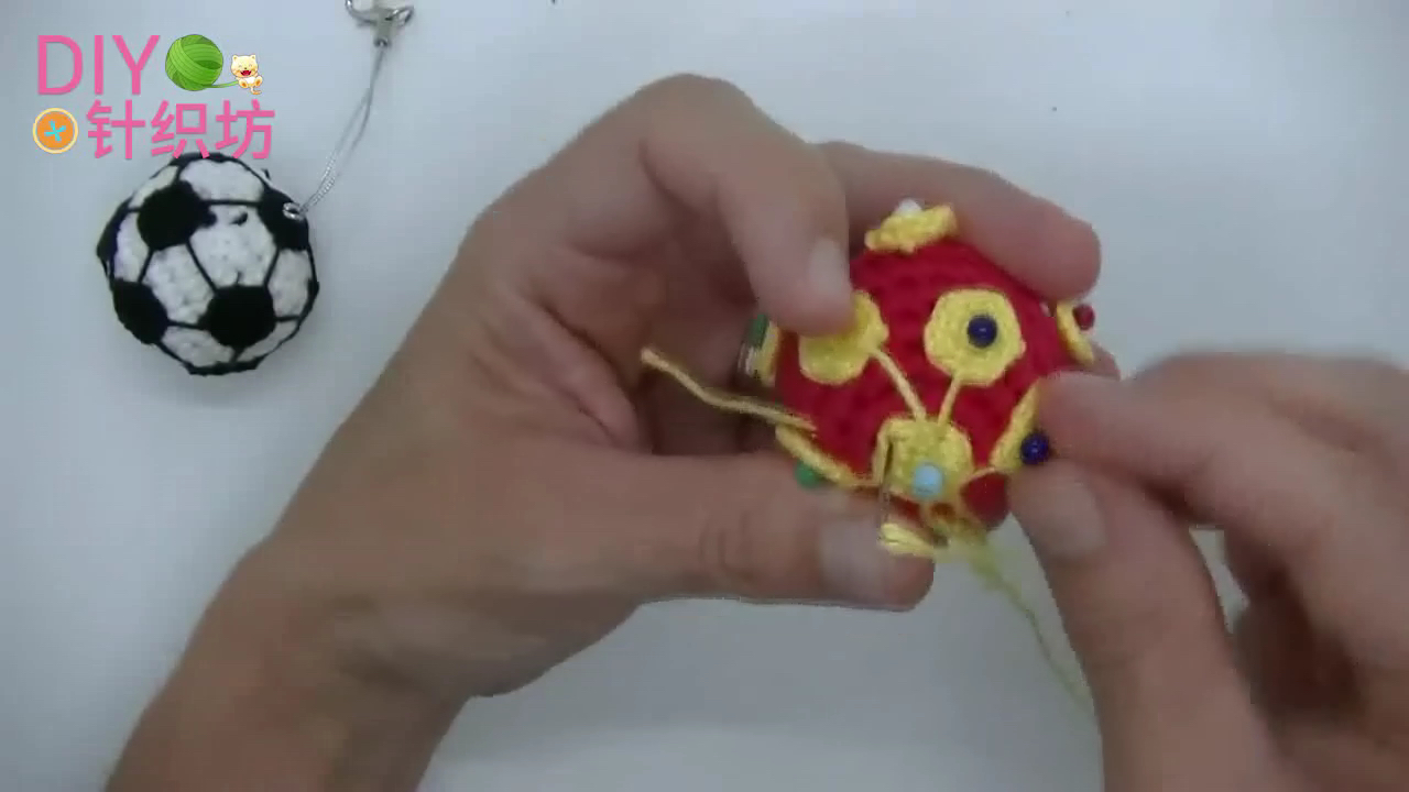 足球钥匙链小挂件,足球珠子编织钥匙扣