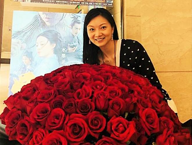 她生在棚户区，19嫁50岁张艺谋连生3子，今38岁贵气十足超巩俐