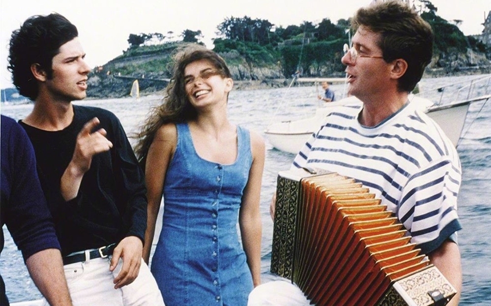 在候麦电影中寻找夏天，豆沙色上衣清纯减龄，值得借鉴