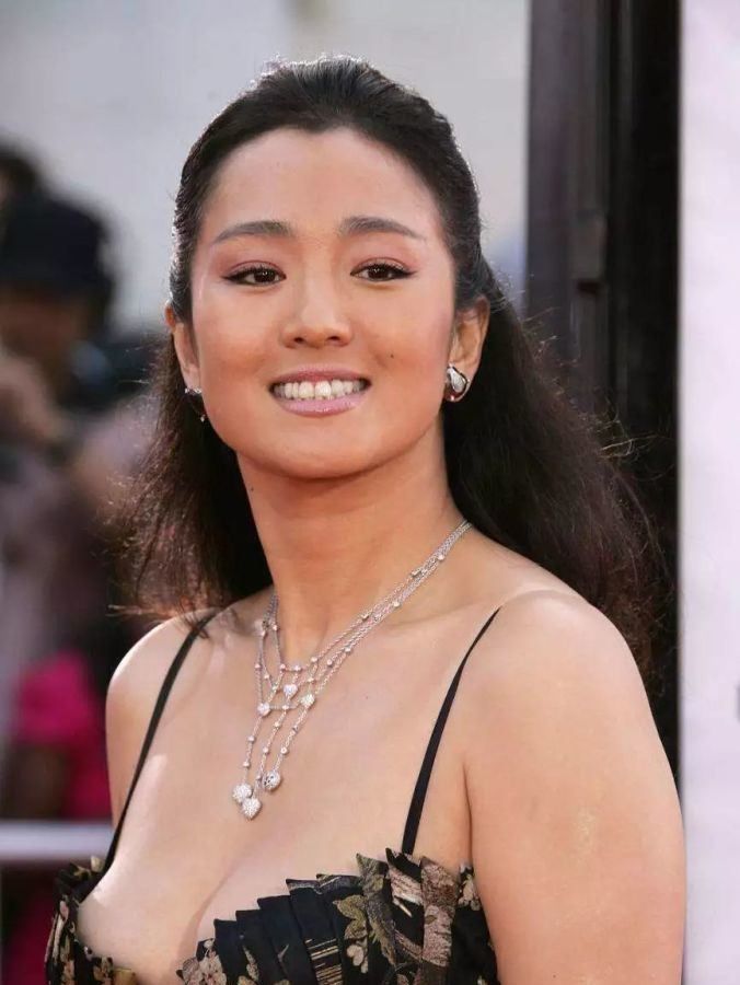 没有烈焰红唇照样slay全场，她的裸色口红真厉害