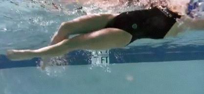 仰泳游偏了怎么办仰泳总是向下沉,仰泳怎样才不会游歪了